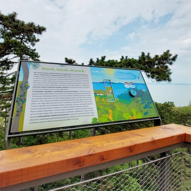 Tanösvénytábla balatoni panorámával