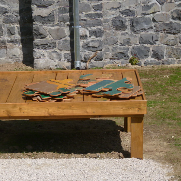 Az udvaron található óriás puzzle