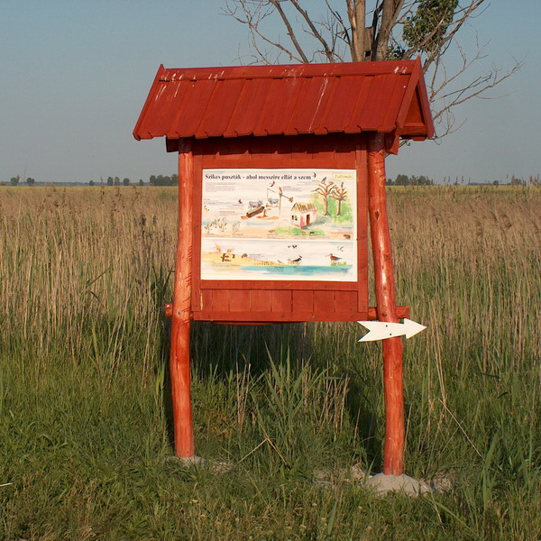 A táblákon nyilak mutatják a haladási irányt