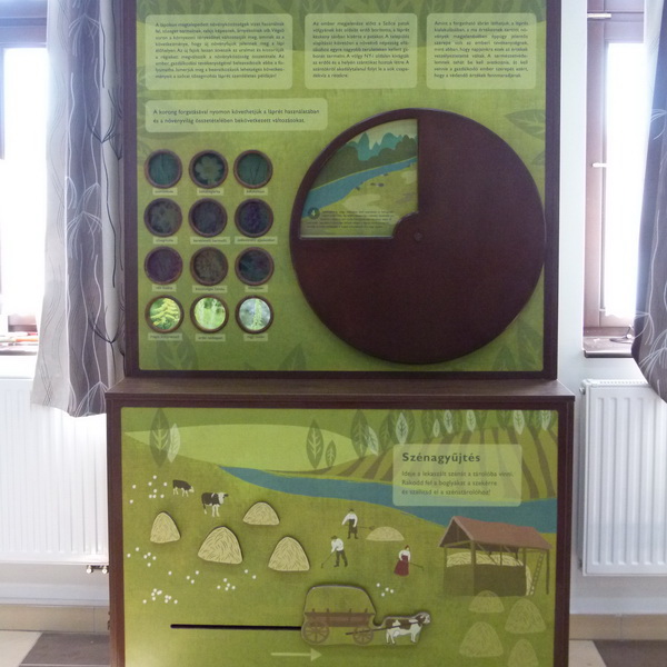 A kiállítás egy másik interaktív szekrénye komplex módon, forgatható kerékkel és ledvilágítással mutatja be a l