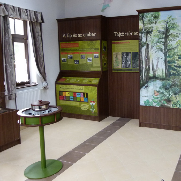 A praxinoszkóp és egy interaktív szekrény, amely a lápok kezelését, élővilágát, védelmét mutatja be.