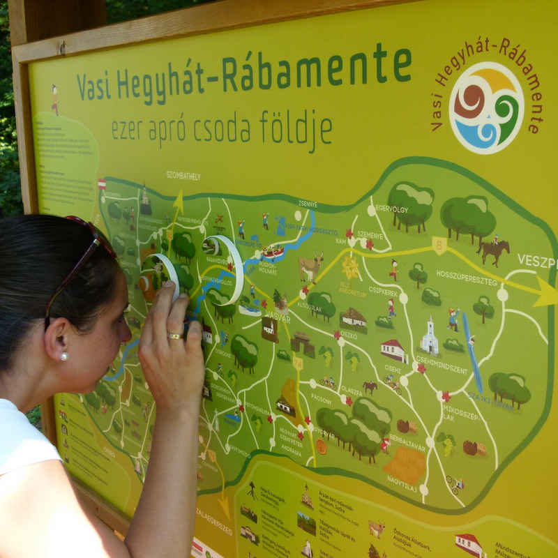 Az interaktív tanösvénytáblán az elfordítható elemek mögött megpillanthatjuk az egyes helyiségekhez kapcsolódó l