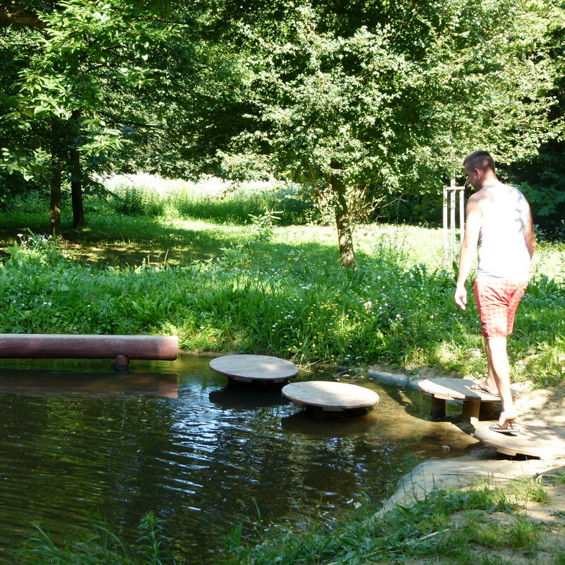 A tanösvénytáblák egyike mellett játszóteret is találhatunk