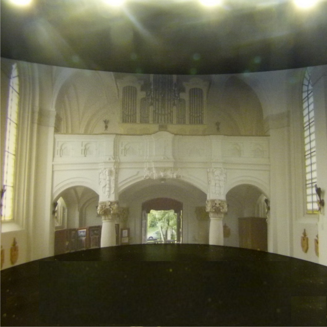 Az interaktív elem mögött látható fotó, ledekkel megvilágítva