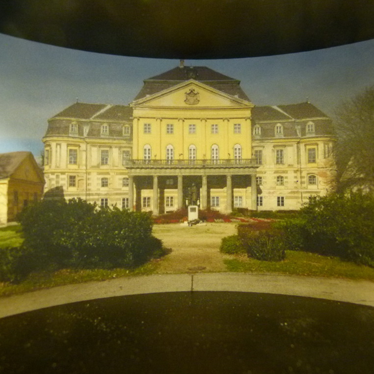 A látványosságokat ledes megvilágítással nézhatjük meg az elfordítható elemek mögött.