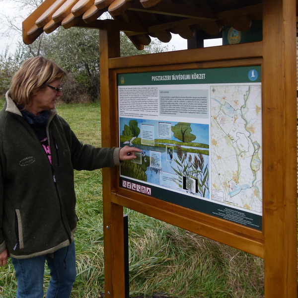 A tanösvénytáblán a Tájvédelmi Körzet jellemző madarait ismerhetjük meg interaktív formában