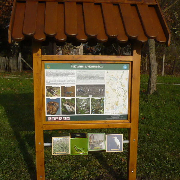 Interaktív tanösvénytábla tápklálékláncokat bemutató panorámaforgatóval