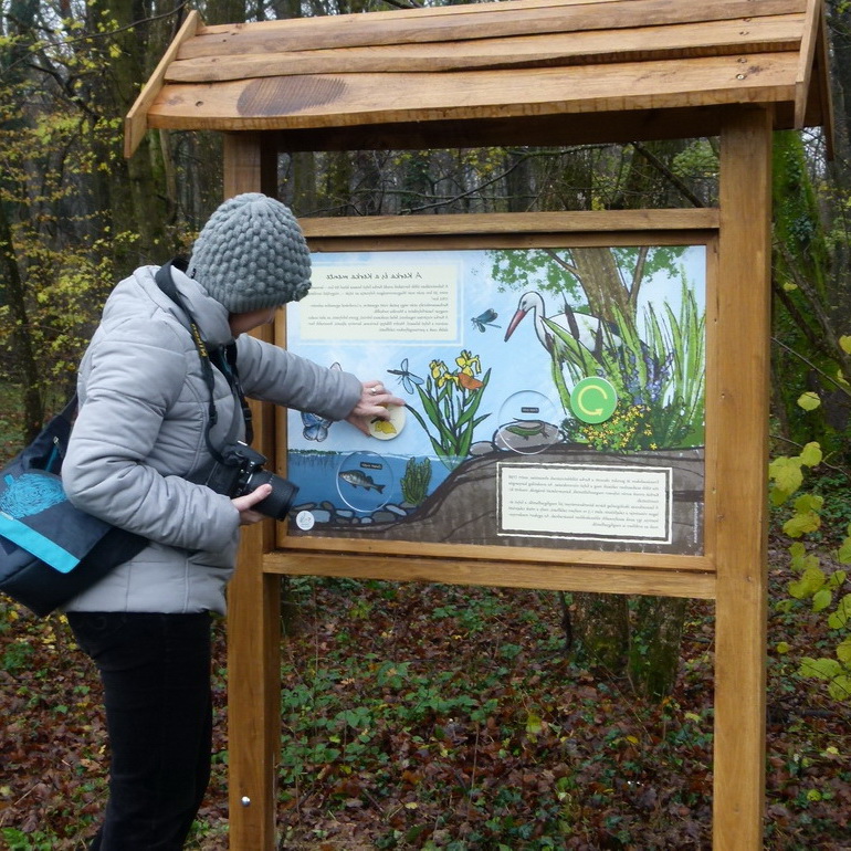 Interaktív tanösvénytábla forgatható korongokkal....