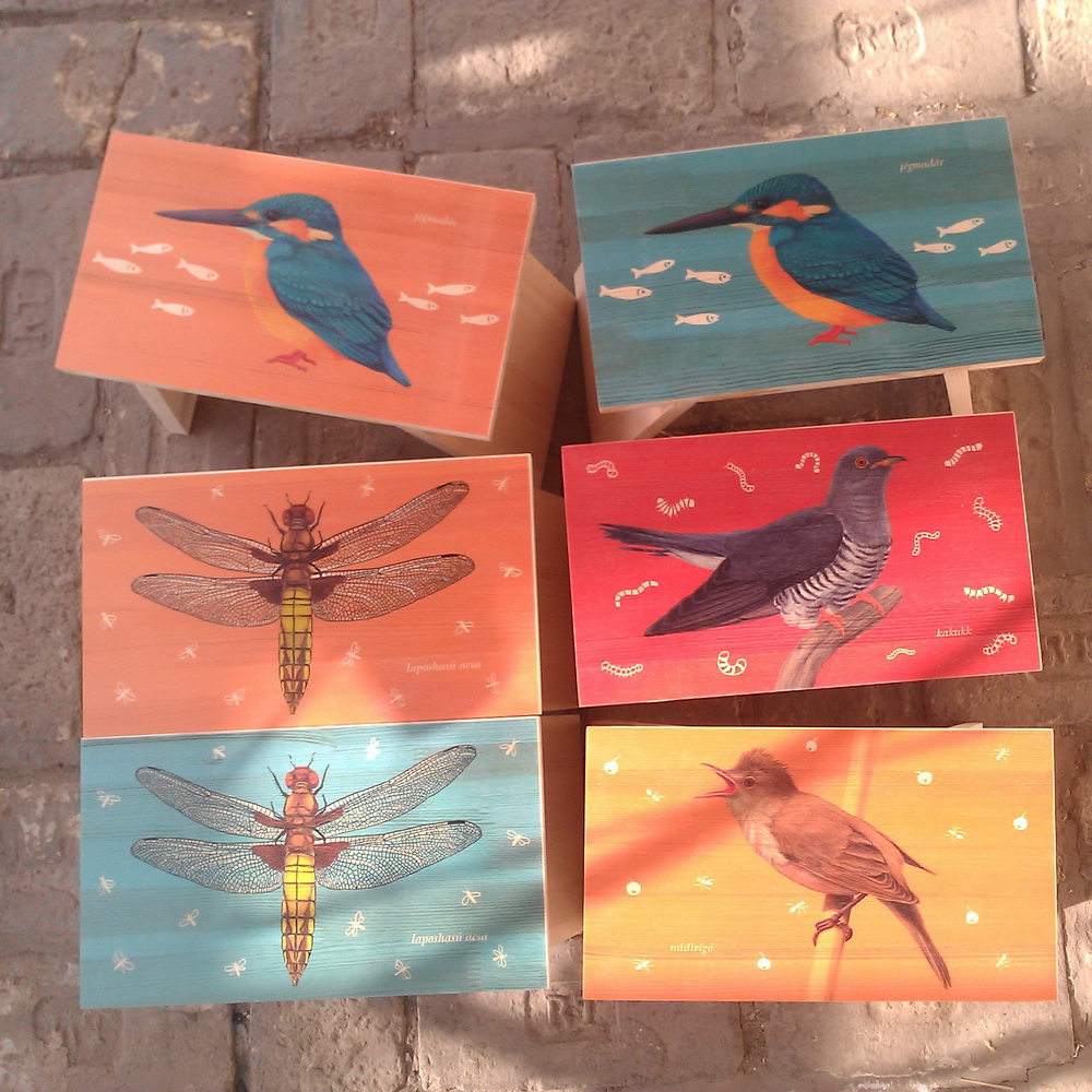 A gyereksarokban kedves sámlik, memória és különböző más játékok várják a gyerekeket.