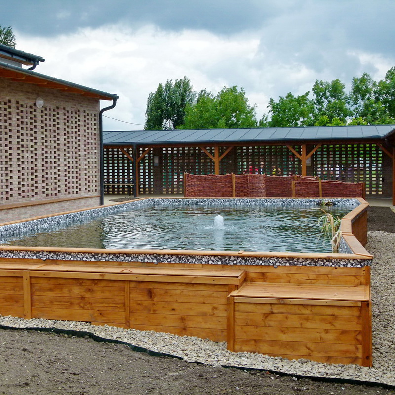 A Látogatóközpont udvarán egy kamera segítséágével a tó világát is megismerhetjük.