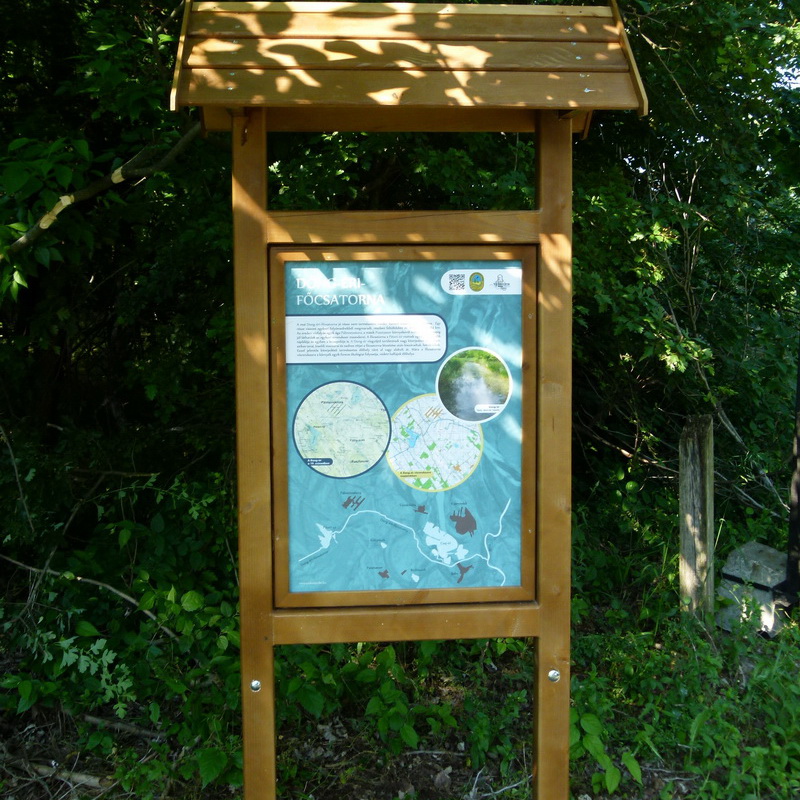 Tanösvénytábla a Péteri-tavat tápláló Dong-ér-főcsatornáról