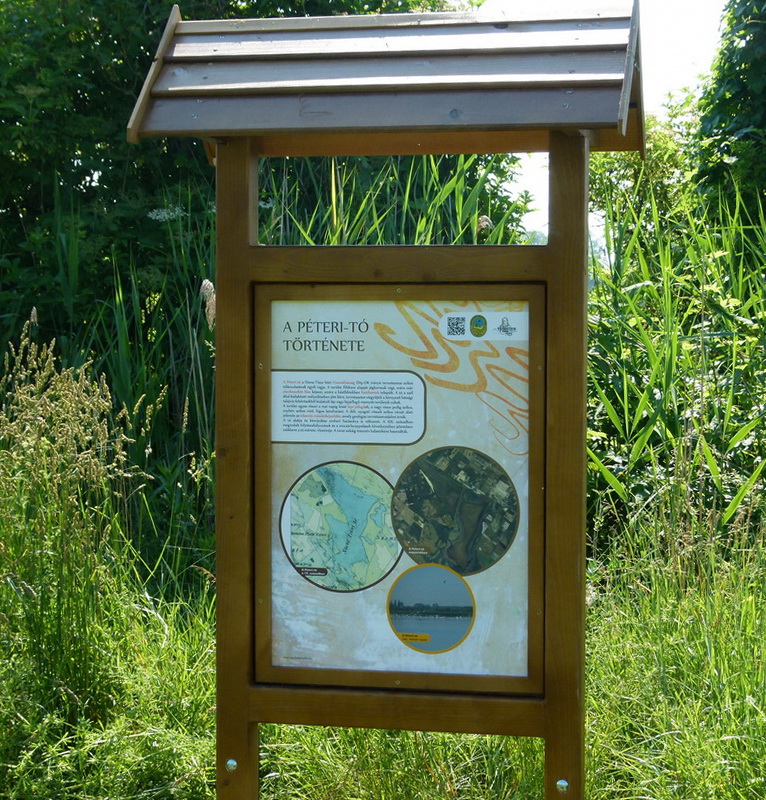 Tanösvénytábla a Péteri-tó történetéről