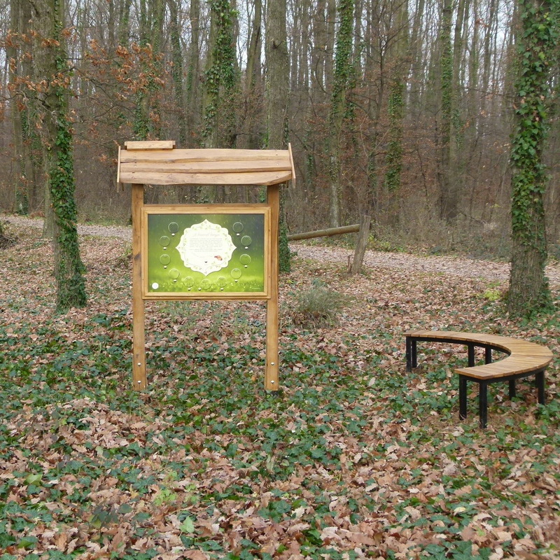 Félkör alakú pad a tanösvénytábla közelében