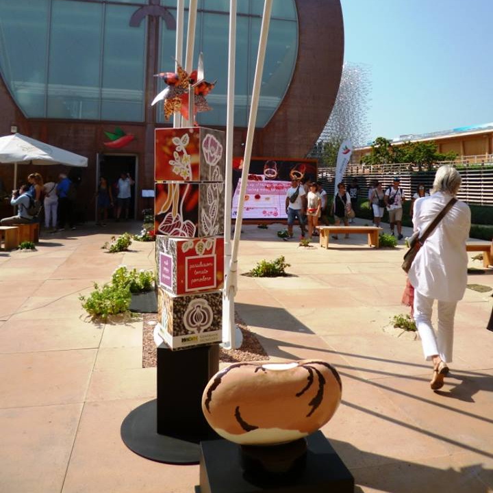 Óriás forgatóoszlop szélforgóval, előtte a babmakett