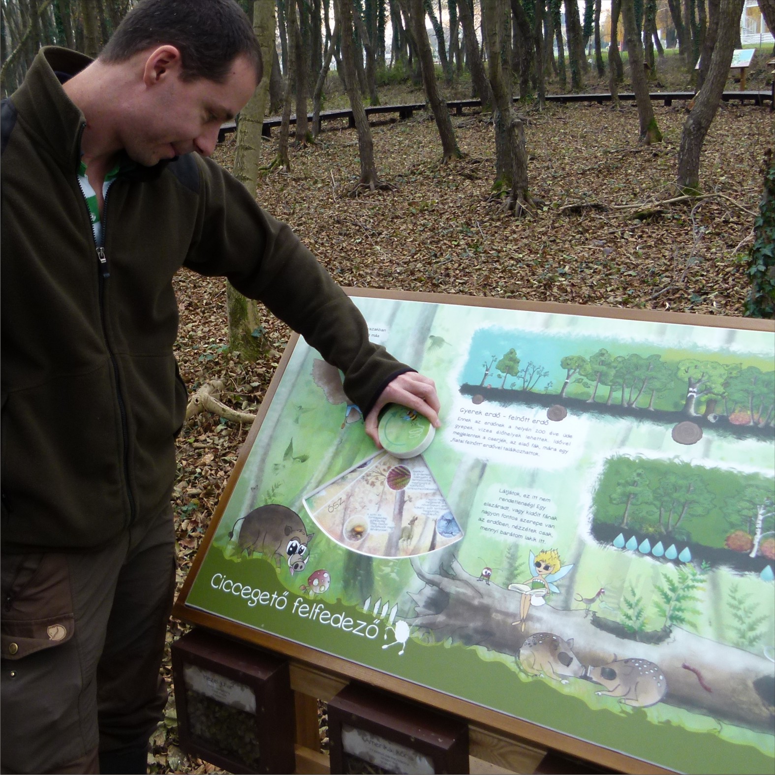 Interaktív tanösvénytábla forgatható koronggal