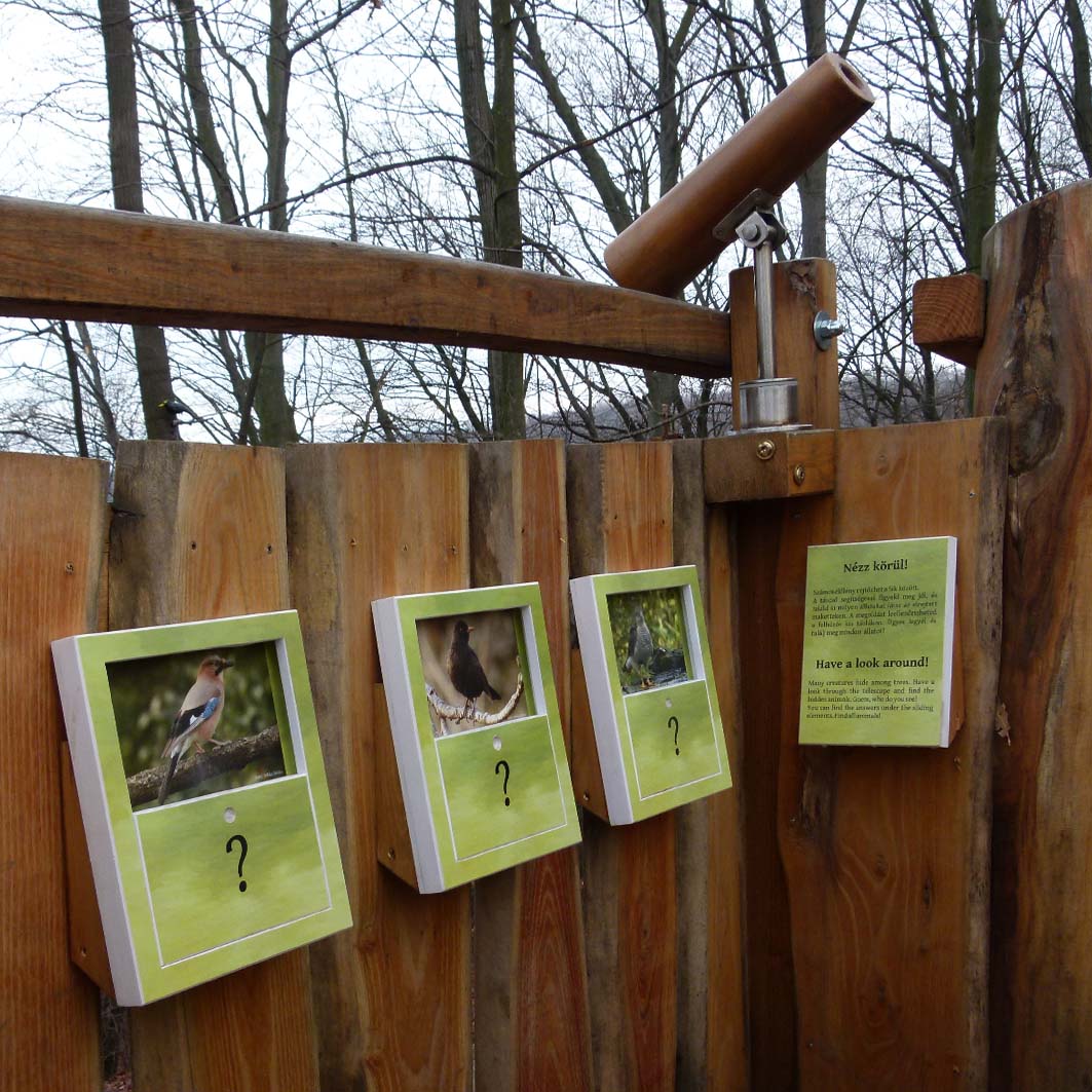 A távcső segítségével keresd meg a madarakat! A felhúzható elemek segítenek az azonosításban