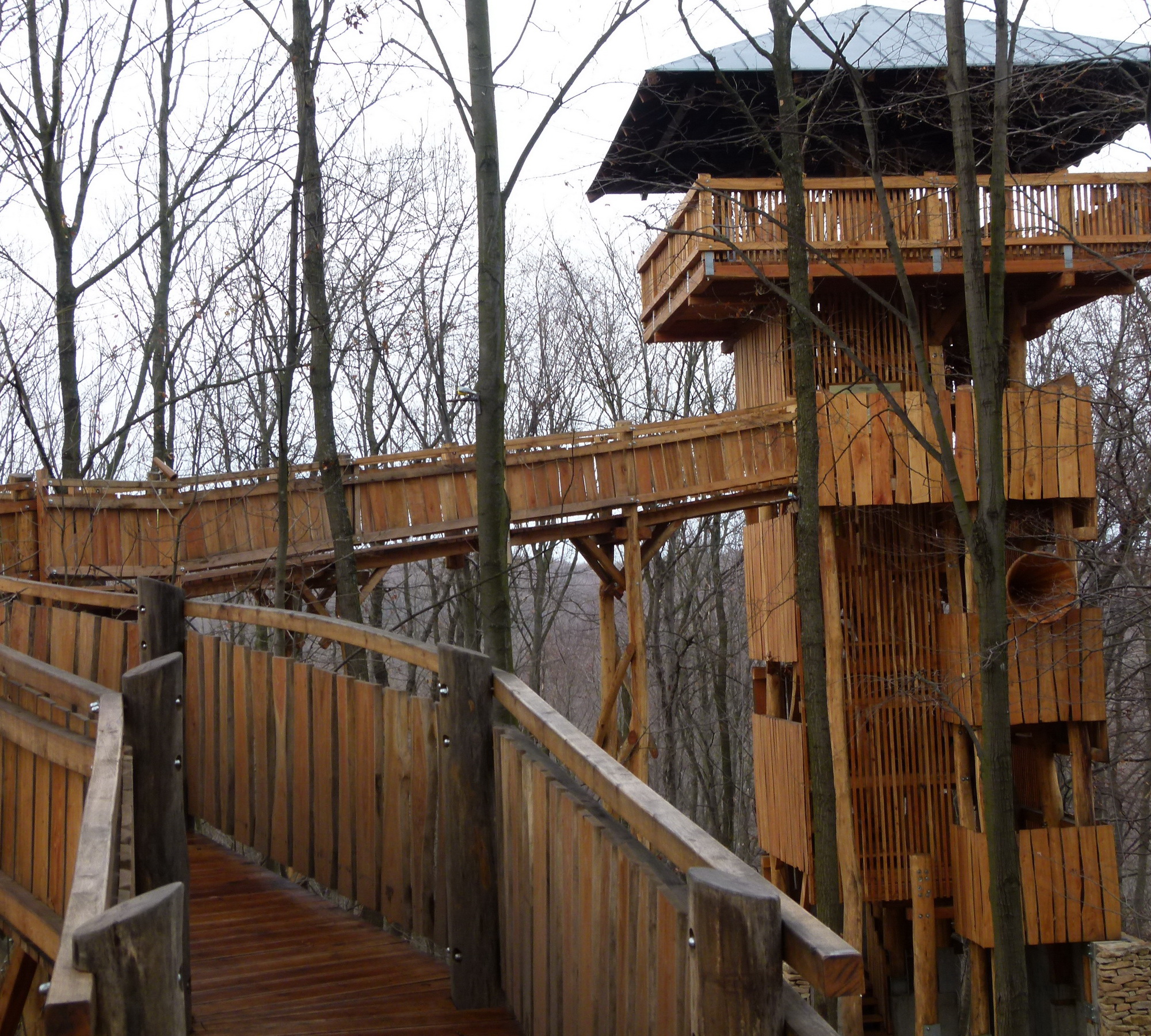 A Sasfészek-kilátó, benne sok játékunkkal