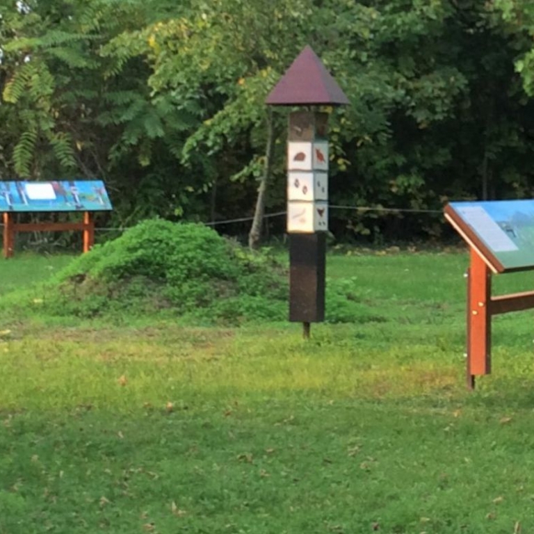 Döntött tanösvénytáblák