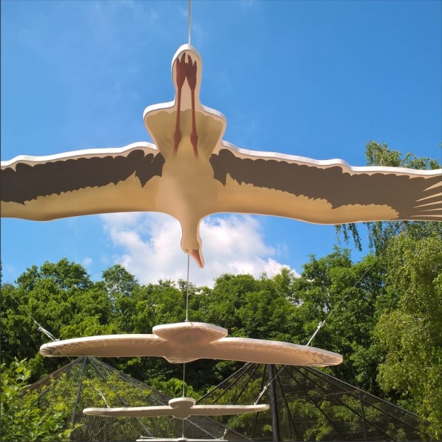 A Szárnyaló állomáson többféle madár sziluettjét figyelhetjük meg a magasban, életnagyságban. 