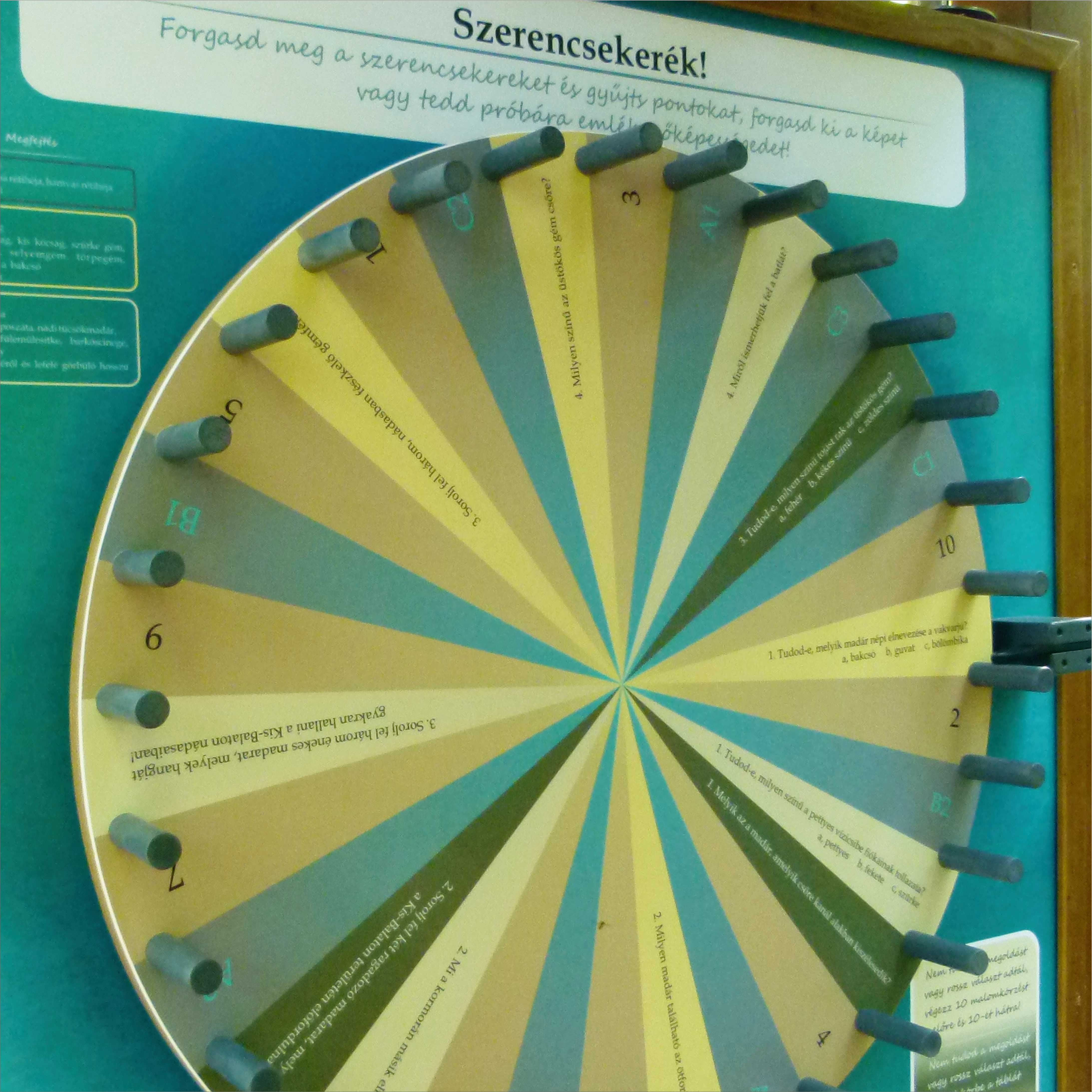 Interaktív tanösvénytábla szerencsekerékkel
