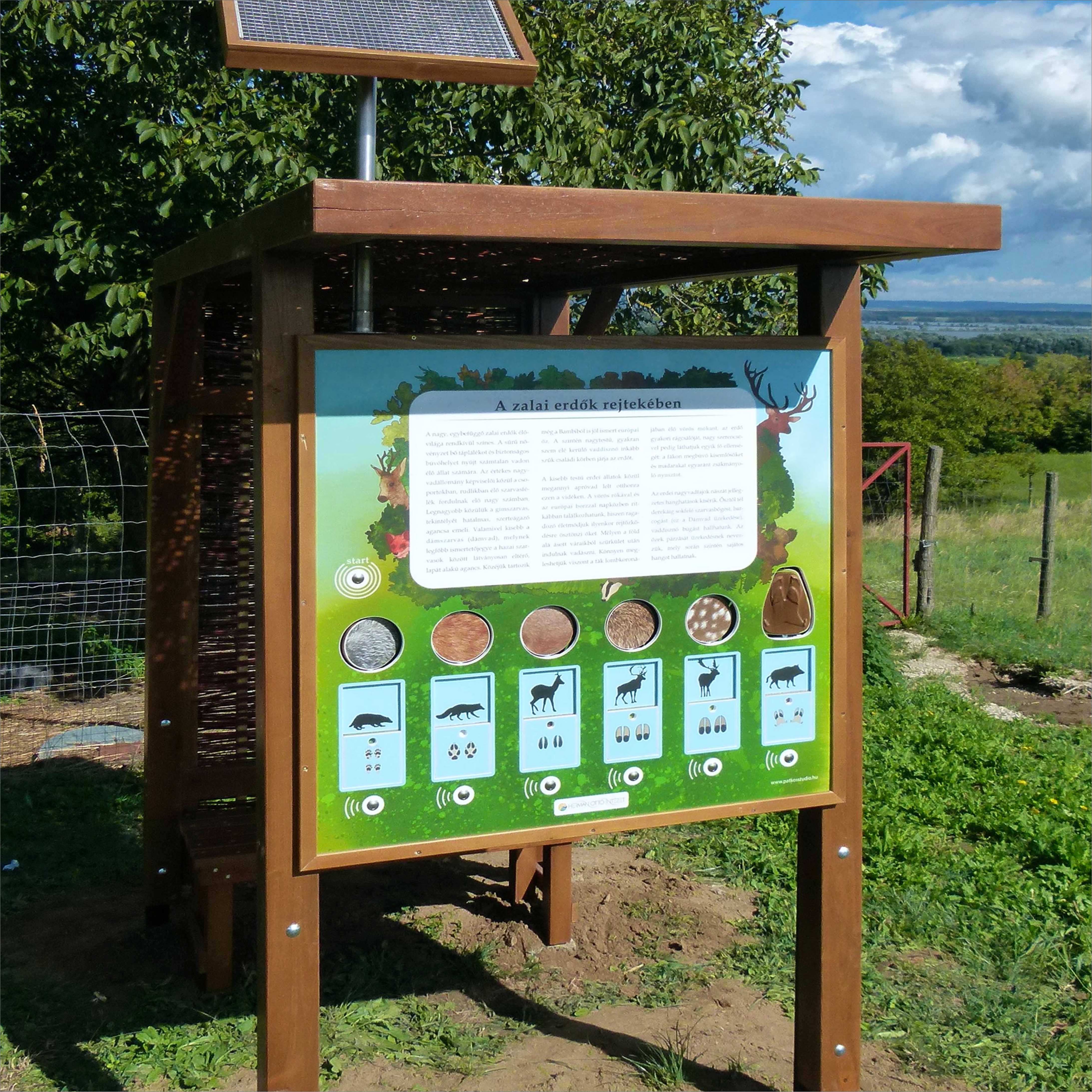 Interaktív tanösvénytábla állathangokkal, nyomokkal, sziluettekkel és szőrökkel. Felismered őket?