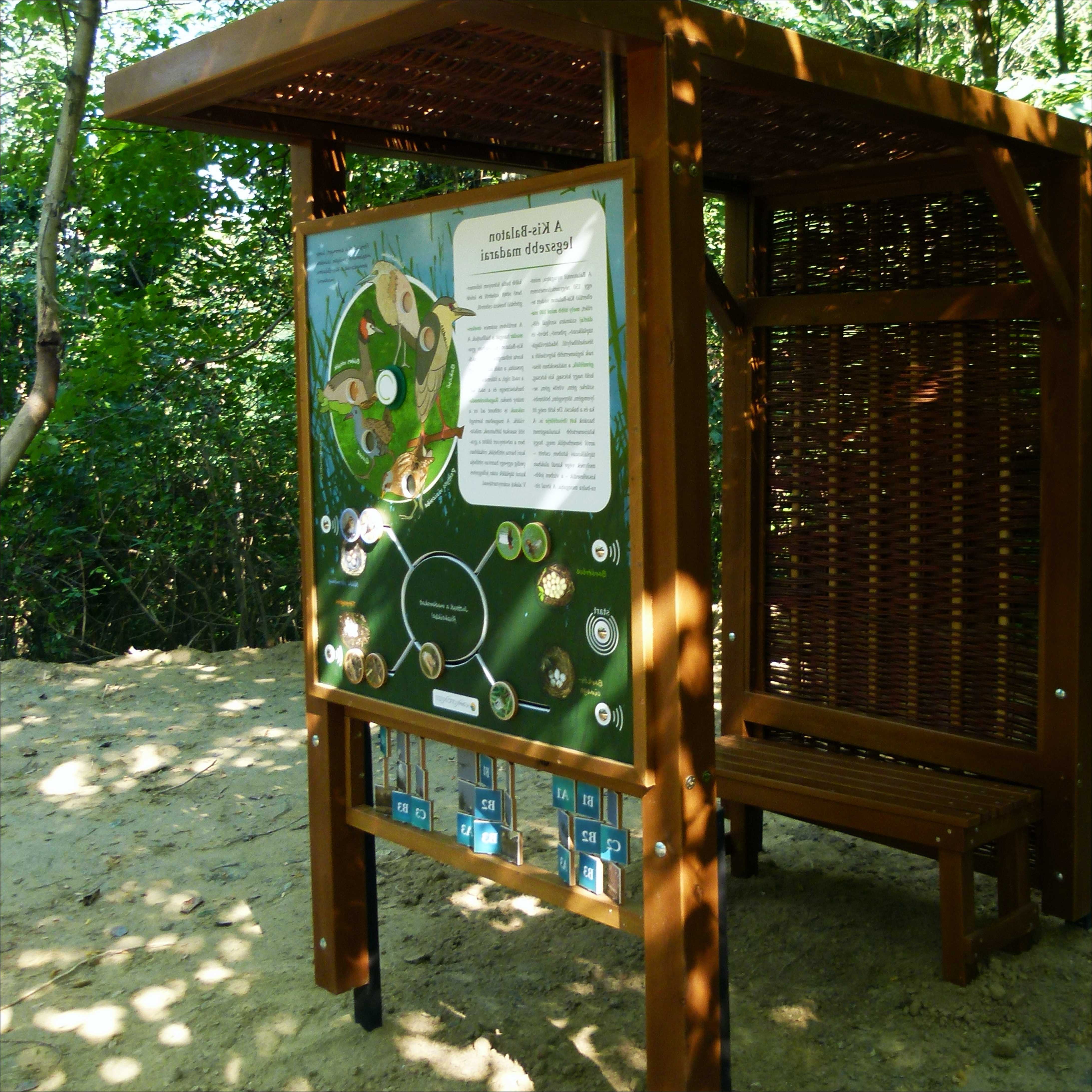 Interaktív és árnyékot adó pihenőhely.