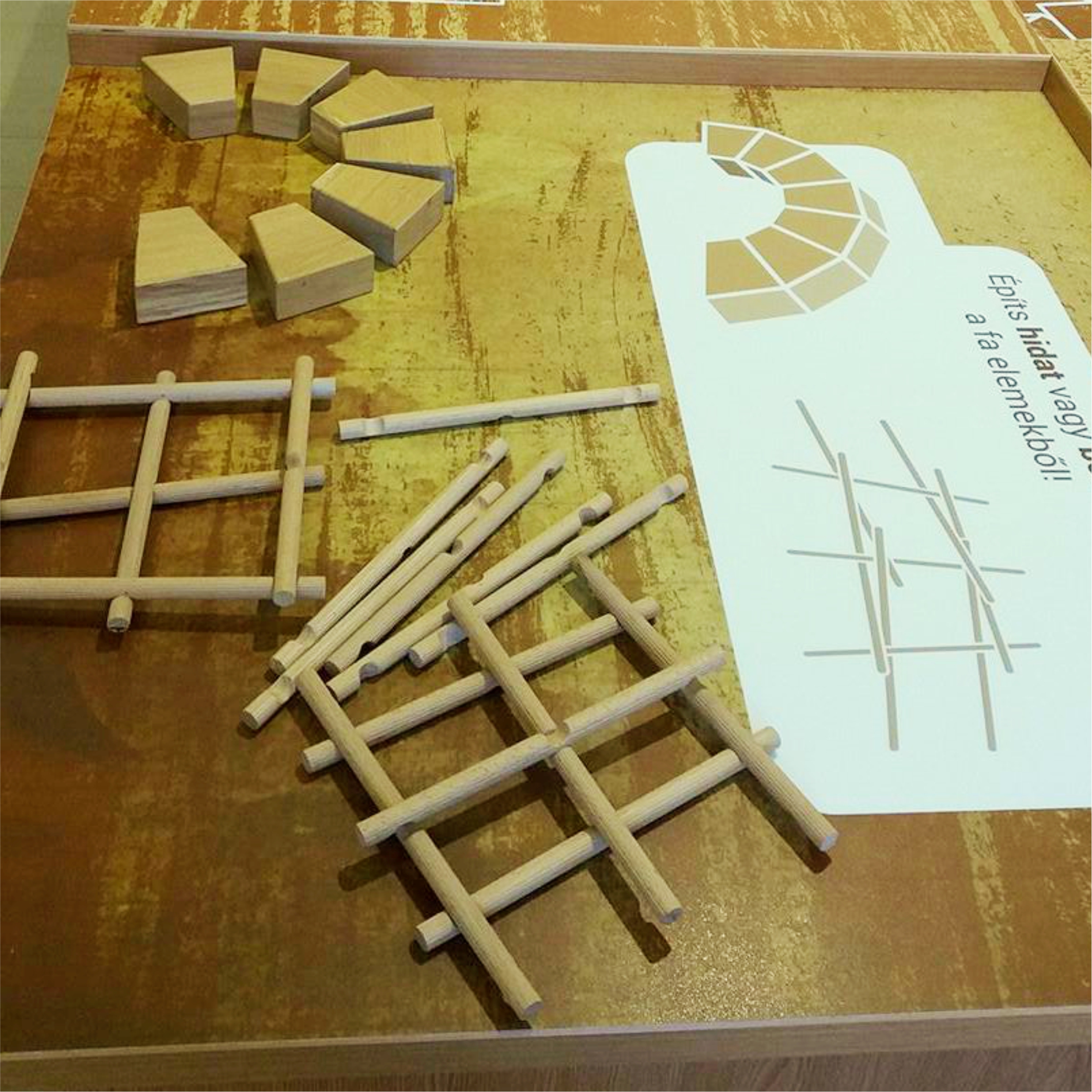 Híd- és boltívépítő játék