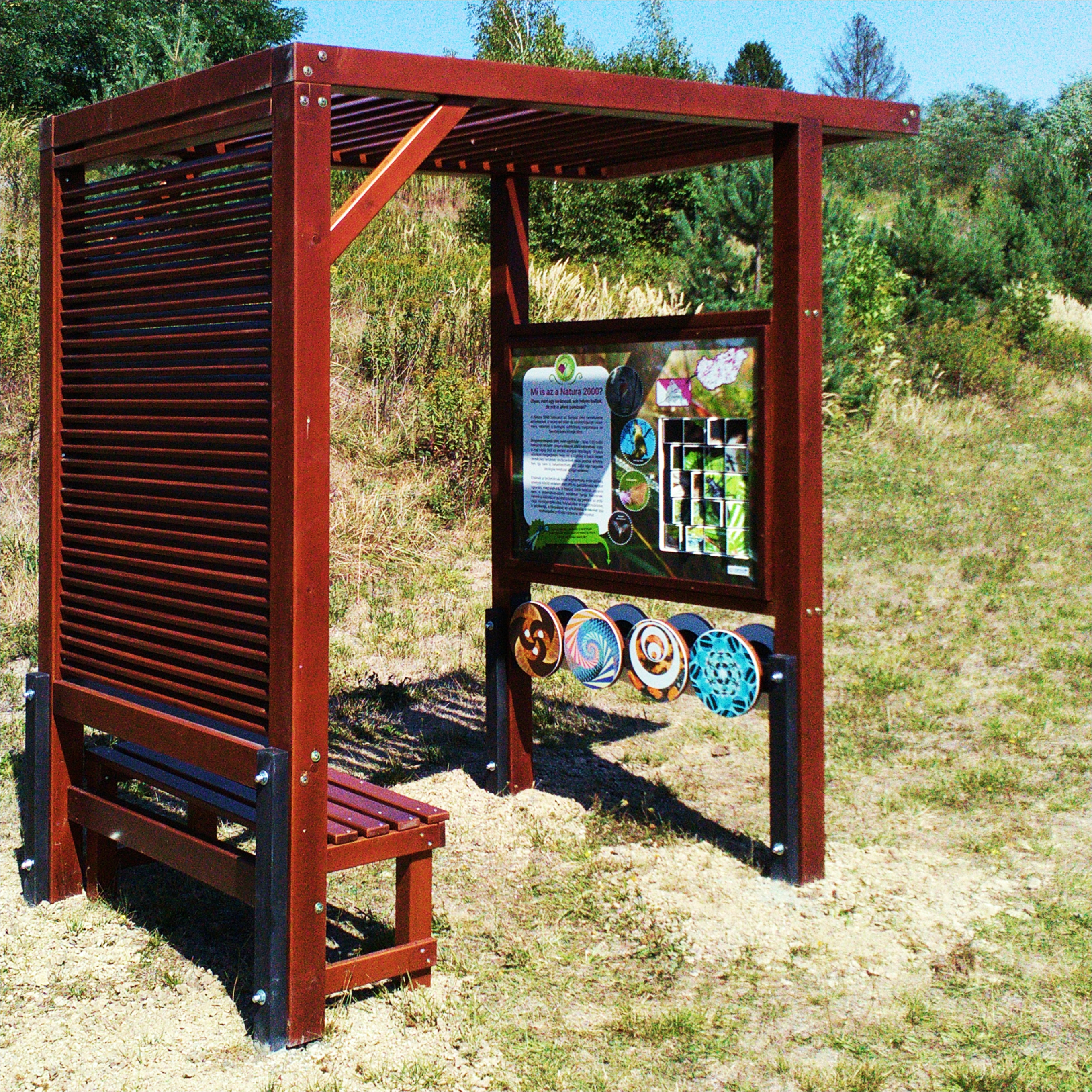 Az interaktív pihenő nemcsak árnyékot ad, de tanít és szórakoztat is.