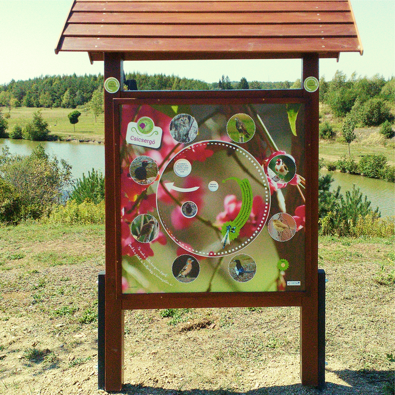 A tanösvénytáblán különböző madarak hangját hallgathatjuk meg.