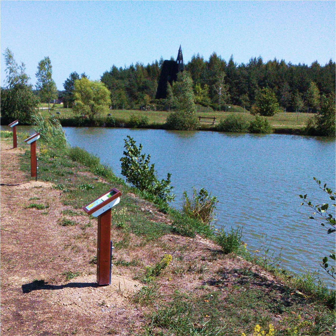 A tanösvény gyönyörű környezetben, egy tó partján vezet végig.