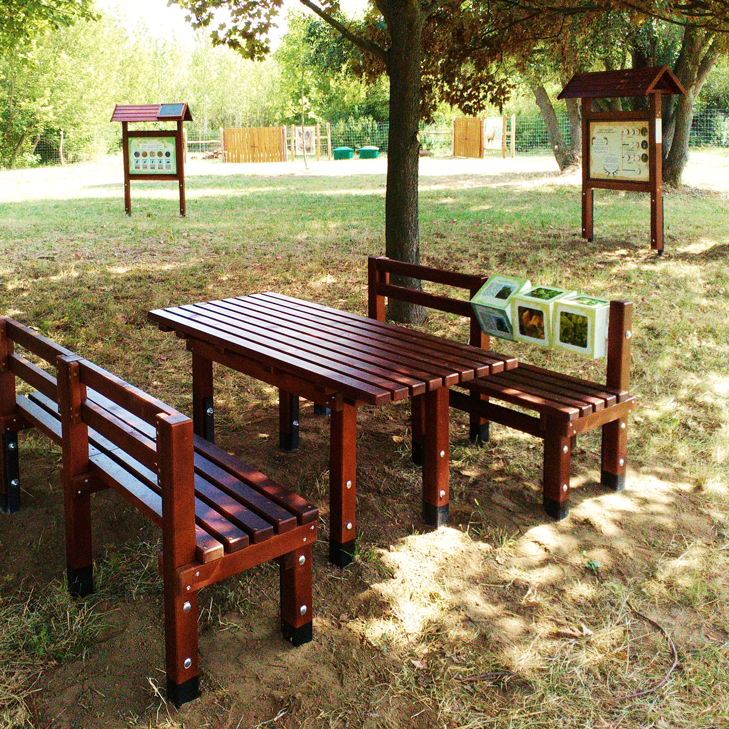 Interaktív pihenőhely forgatható kockákkal