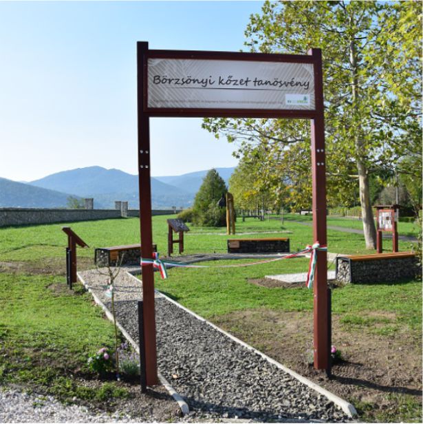 A tanösvényre vezető kapu