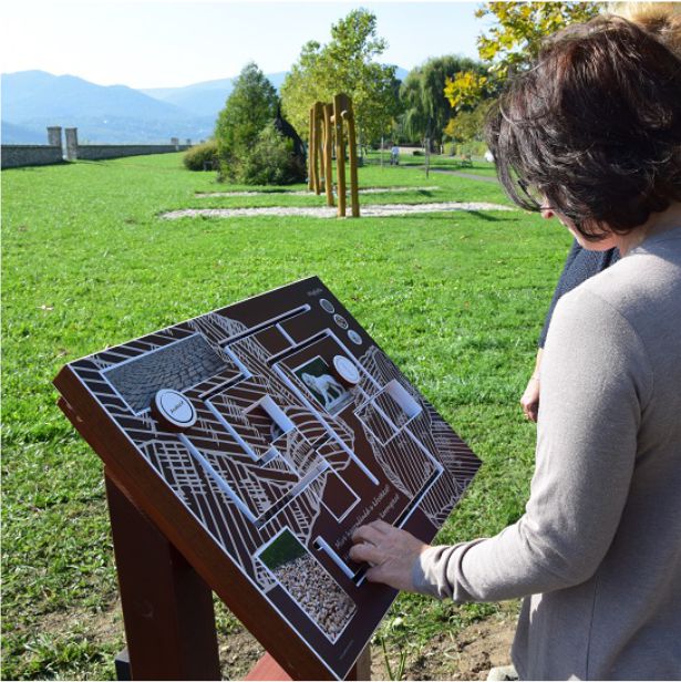 Interaktív tanösvénytábla labirintus játékkal