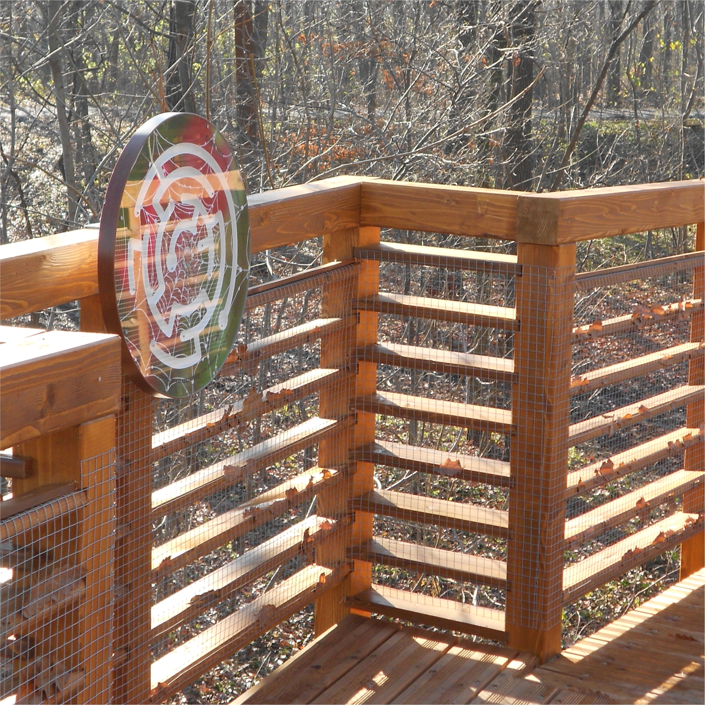 A lombkorona sétányon különböző játékok és interaktív elemek várják a látogatókat!