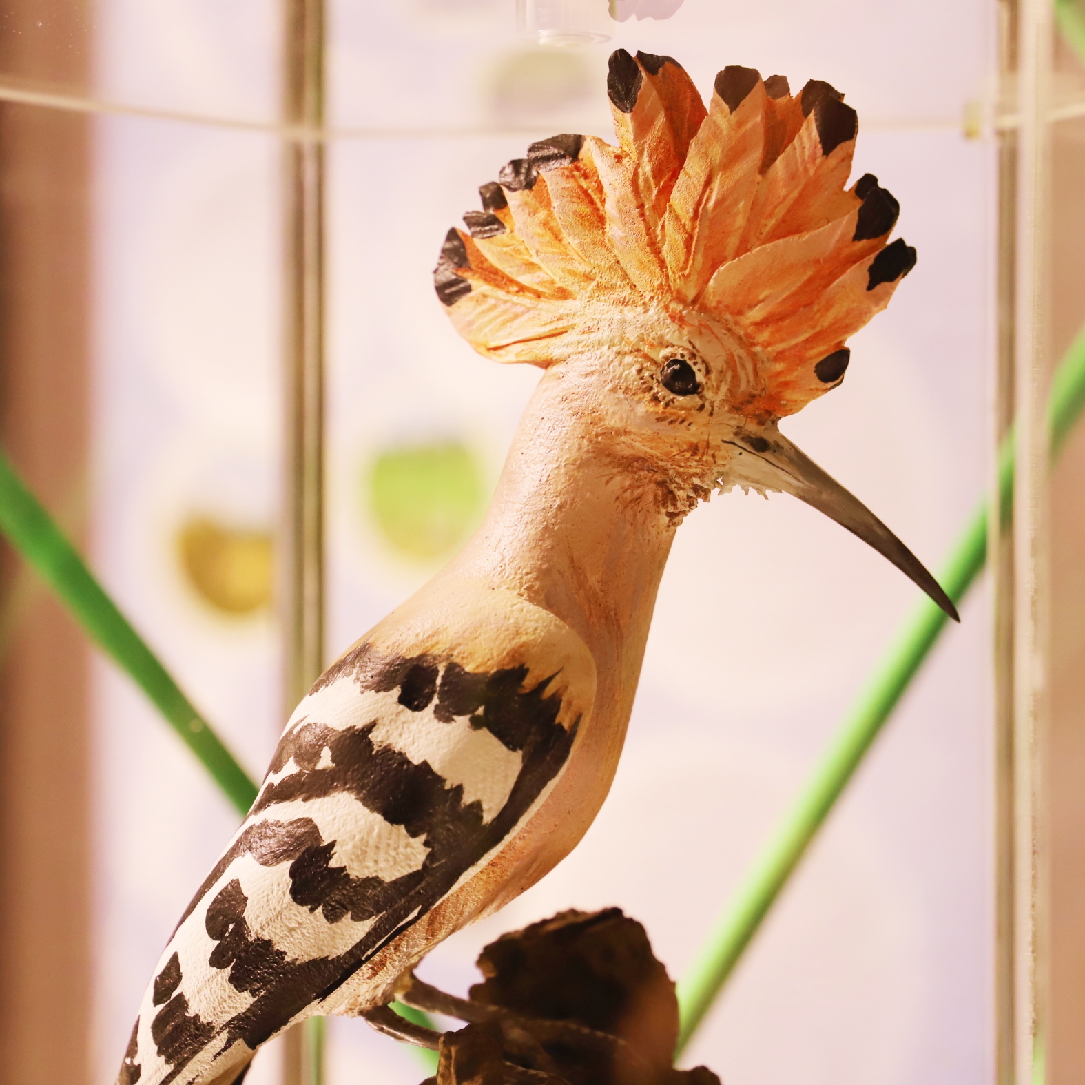 A hengeres installáció középpontjában egy-egy szobor található.