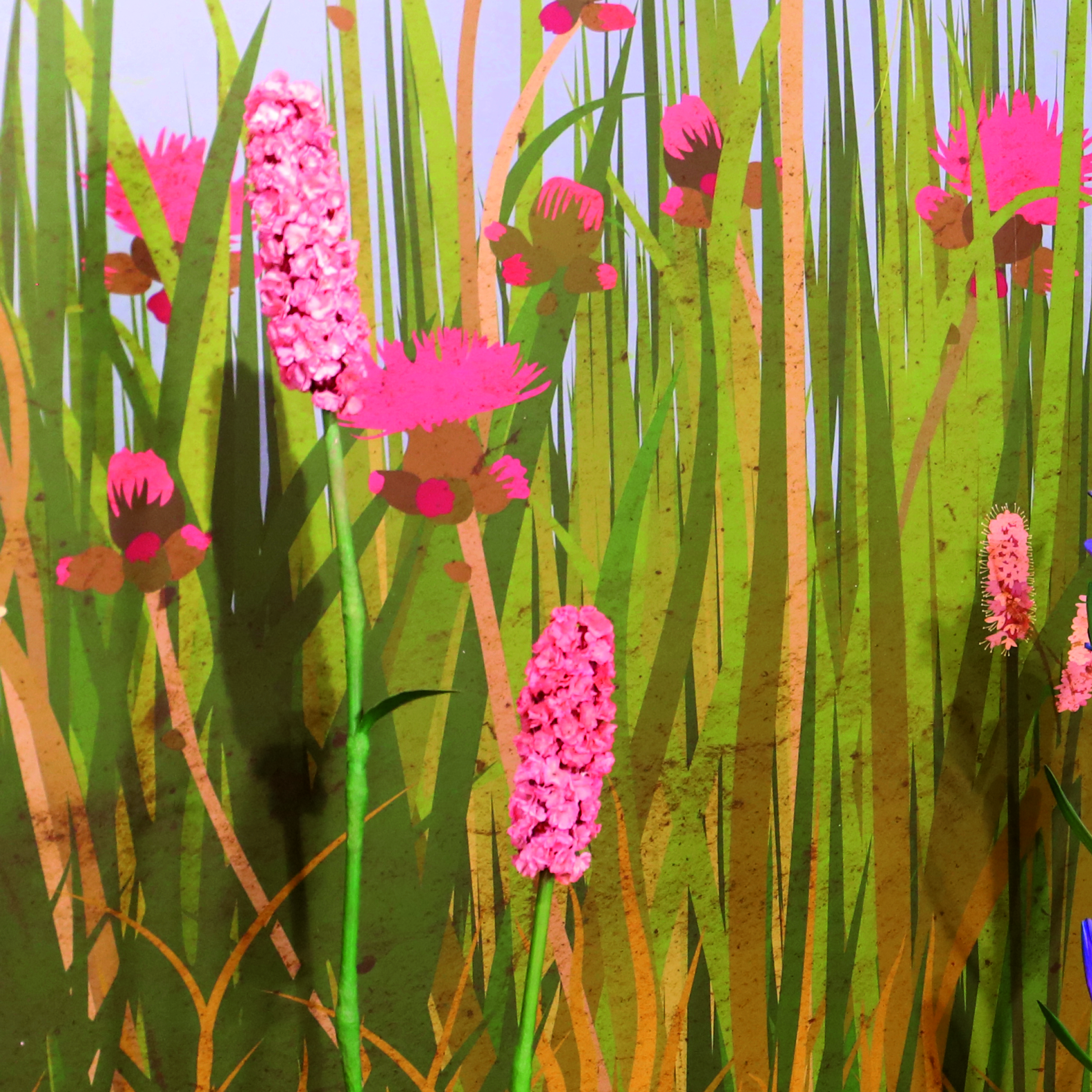 A gyep falgrafika részlete virágszobrokkal -1