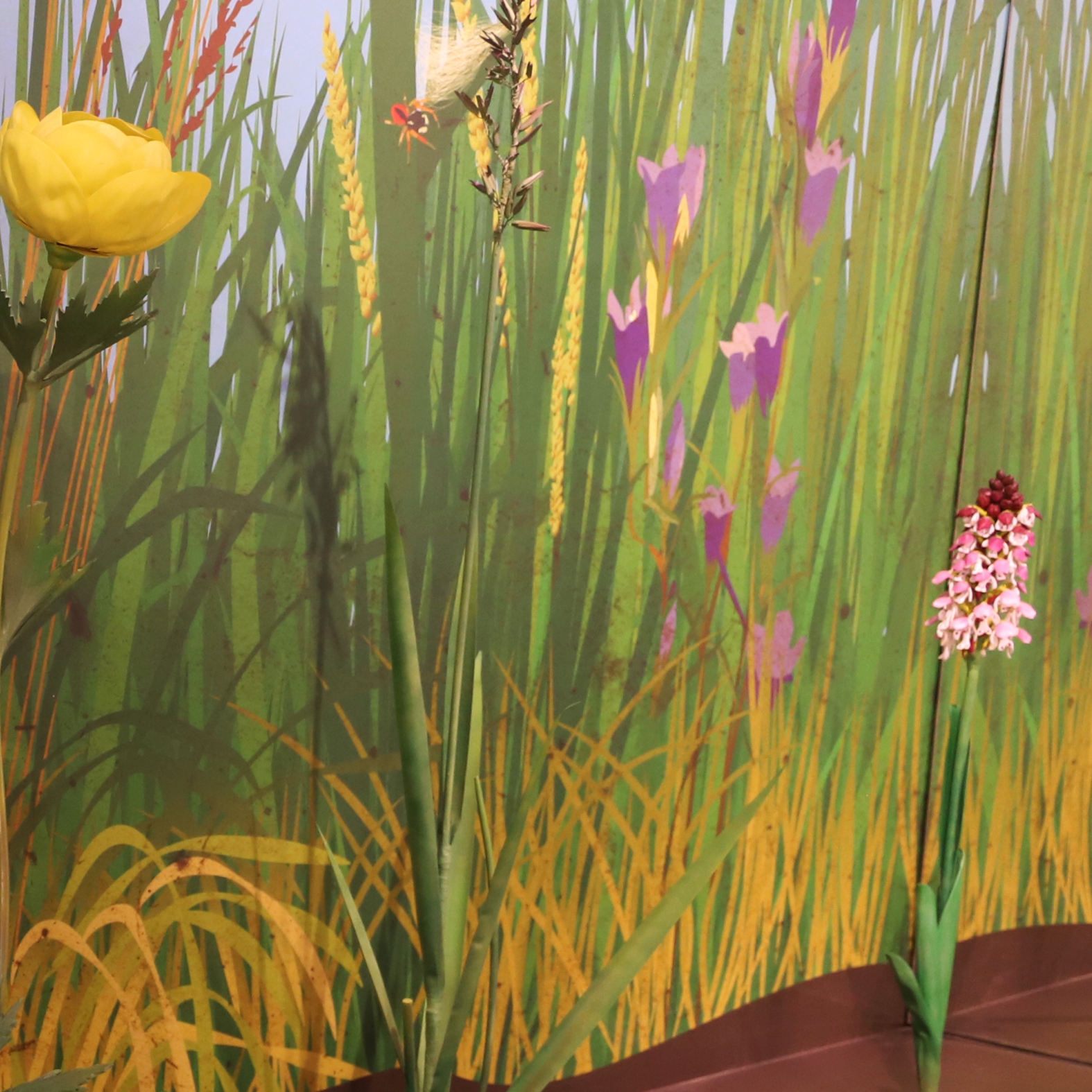 A gyep falgrafika részlete virágszobrokkal -3