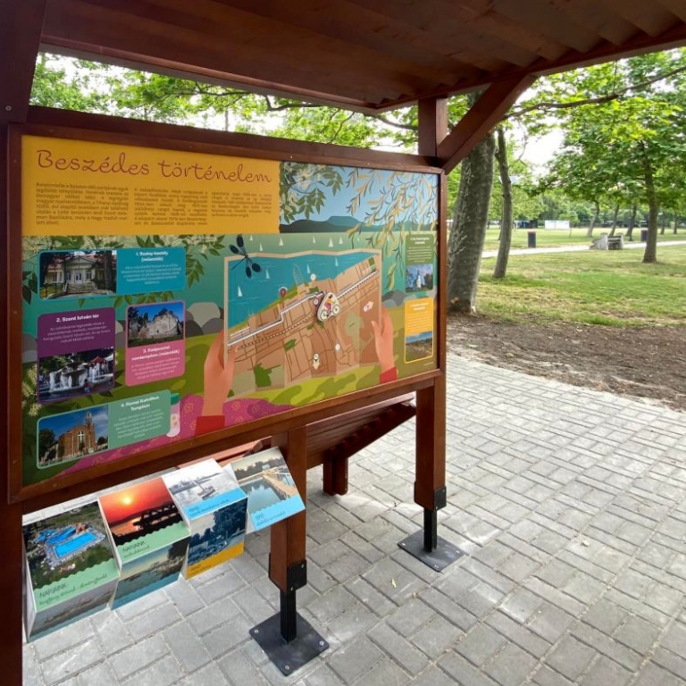 A pihenőben interaktív táblákról ismerhetjük meg Balatonlellét - 1