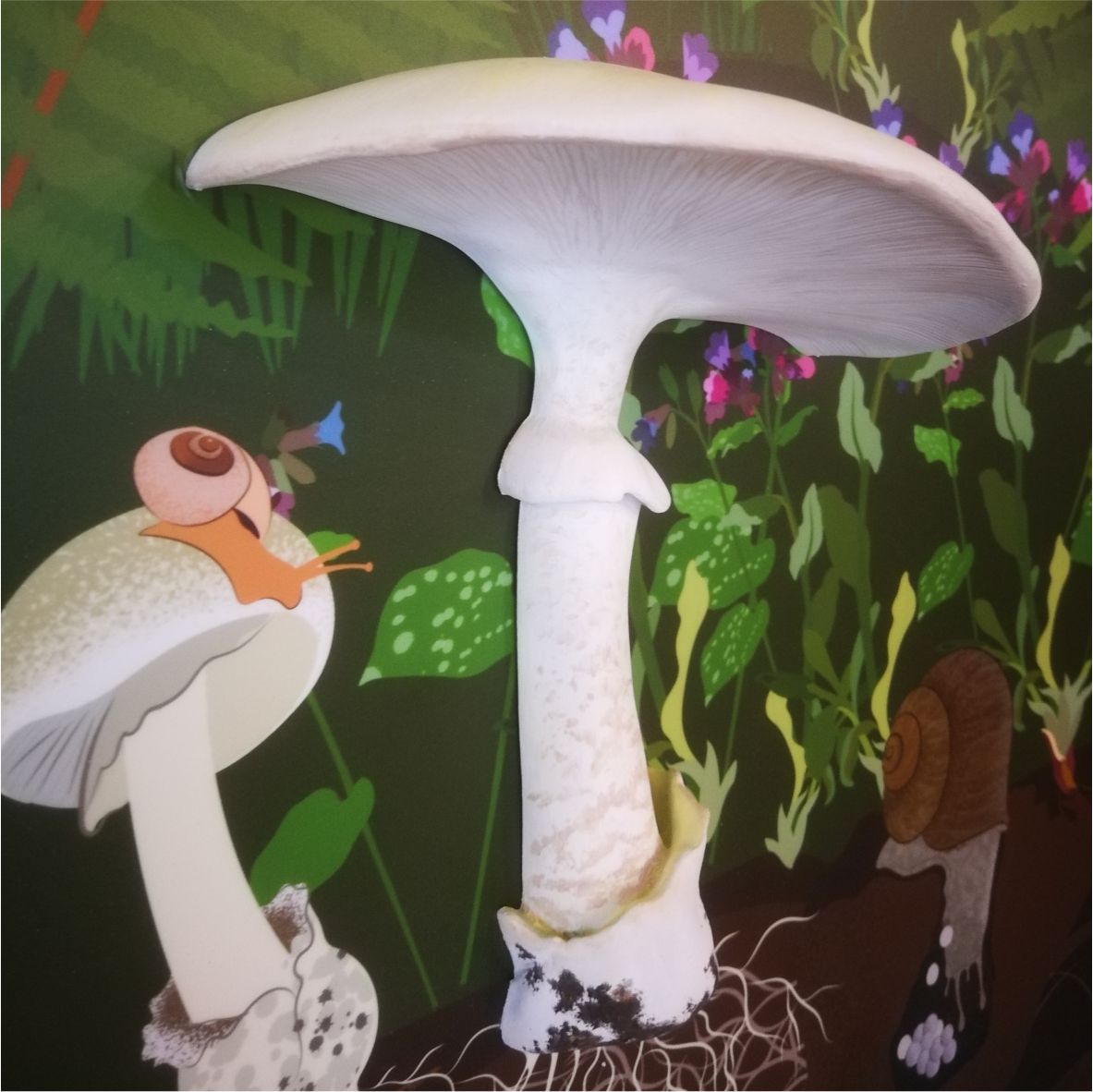 Grafikába illeszkedő gombaszobor