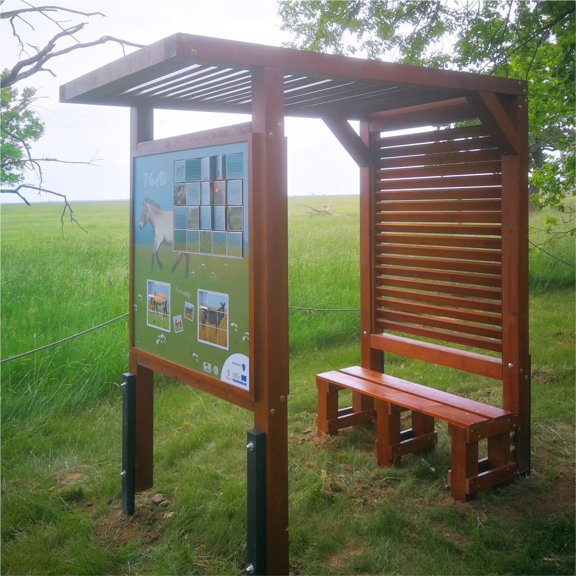 Interaktív pihenő árnyékolóval, paddal és tanösvénytáblával