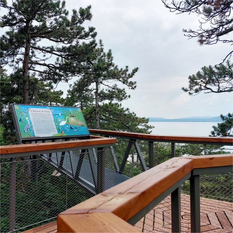 A tanösvény egy szakasza interaktív táblával