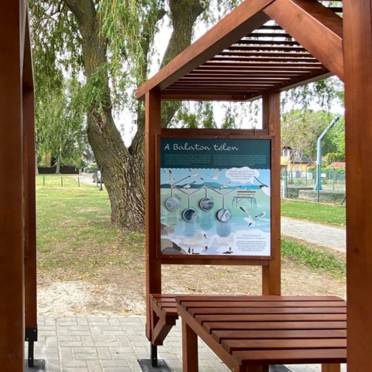 A téli balatonról szóló tábla