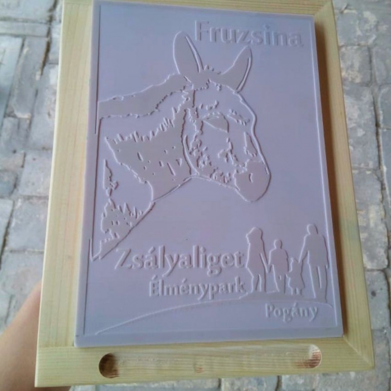 Satírozótábla beltérre, fa keretben