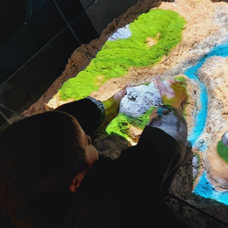 Csinálj tájat a homokból! A mélyebb részeken folyó vagy tó lesz, a magasabbakon pedig hegy - 01