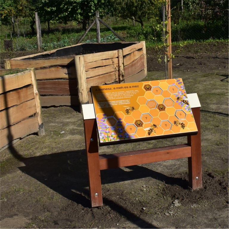 Az udvar egy táblája