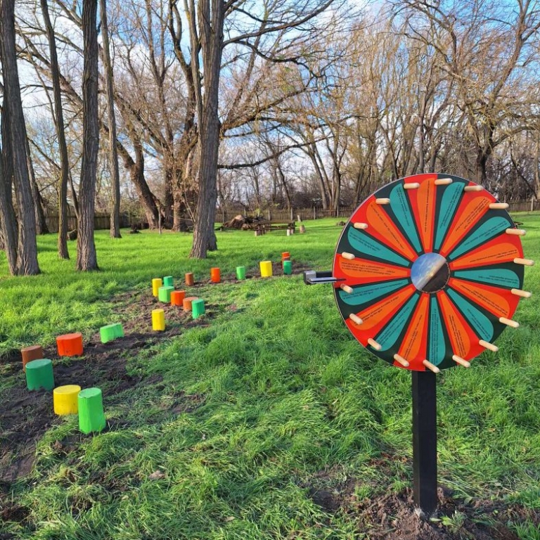 Társasjáték szerencsekerékkel és lépegető rönkökkel