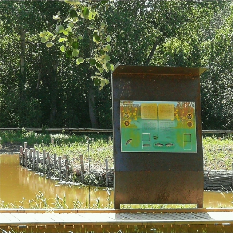 Interactive board on the duck-boards – Pannello interattivo sulla passerella del lago