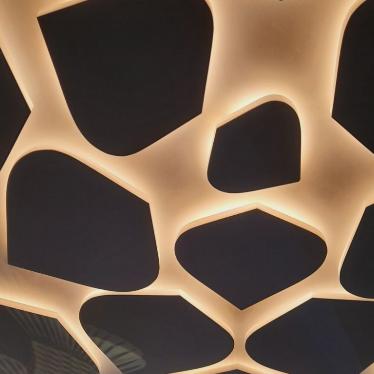 Sulyomleveleket idéző mennyezeti installáció