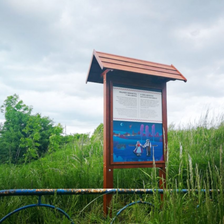 Tanösvénytábla Mikszáth egyik novellájának helyszínén, a savanyúvíz forrásnál