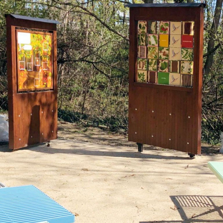 Tanösvénytáblák a pihenőn